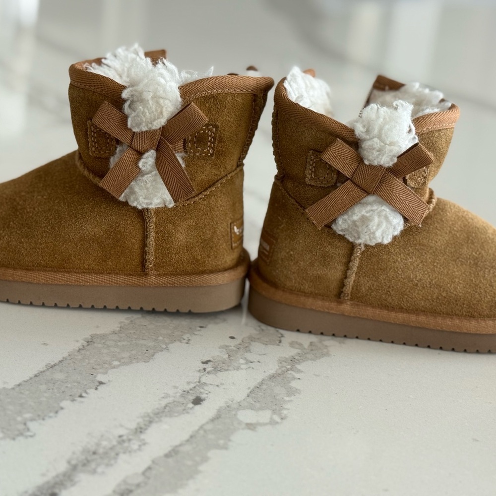 Koolaburra by UGG Tan Suede Boots with Cream Fur